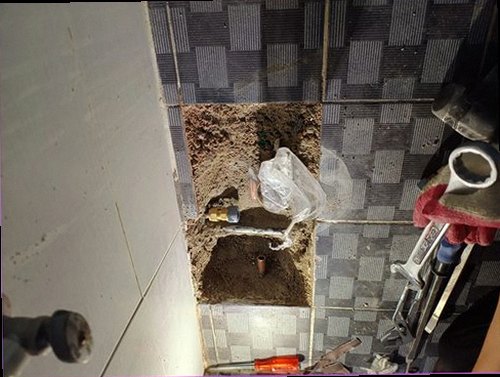 팔달구 누수탐지 누수 점검 과정에서 벽면과 바닥 상태를 함께 확인하는 모습