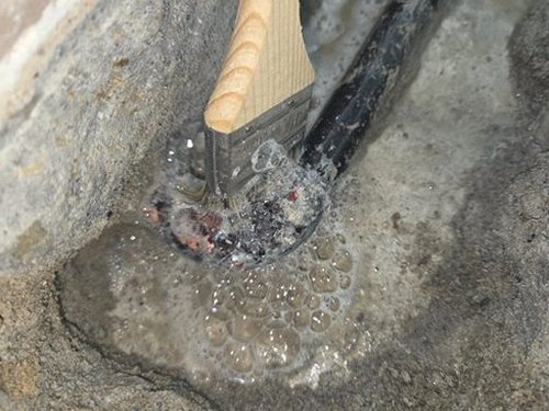 누수탐지 배관 누수 점검에 사용되는 계측 장비를 살펴보는 현장 장면