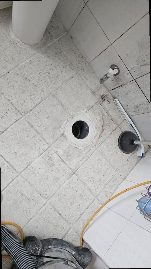 누수탐지 배수구 주변 습기 흔적과 측정 지점 표시 도식