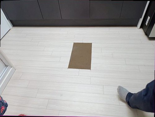 마포구 누수탐지 천장 얼룩과 벽지 들뜸 등 누수 초기 흔적을 확인하는 모습