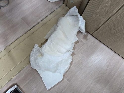 누수탐지 벽면 얼룩과 습기 흔적을 기록하는 점검 장면