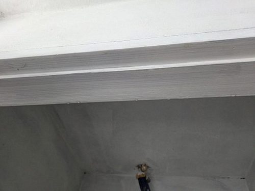 누수탐지 베란다 천장 얼룩을 점검하는 모습