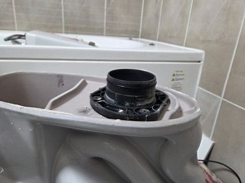 누수탐지 욕실 배관 주변을 점검하는 모습