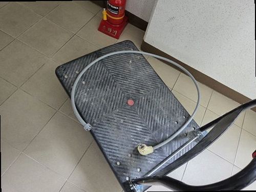 누수탐지 베란다 바닥 모서리에 젖은 자국과 줄눈 백화가 나타난 처치 전 상태