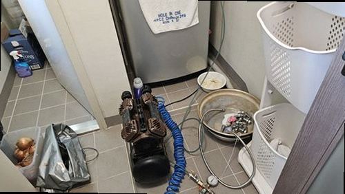 누수탐지 바닥 얼룩과 벽면 흔적을 사진으로 기록하는 모습