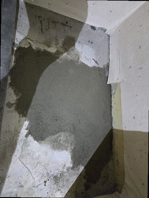 누수탐지 천장 얼룩 부위를 점검하는 현장 장면