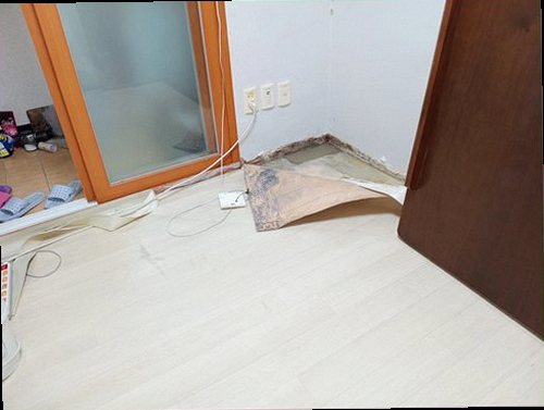 누수탐지 벽면과 바닥의 물자국을 확인하며 점검 범위를 좁히는 현장 모습
