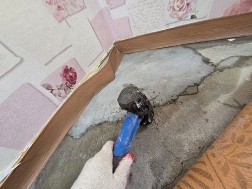 누수탐지 누수 점검 전에 사진과 발생 시점 기록을 정리하는 모습