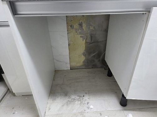 누수탐지 주방 천장 얼룩을 점검하는 현장 장면