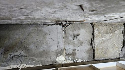 누수탐지 벽지 하단 얼룩의 경계와 번짐 방향을 기록하는 관찰 장면