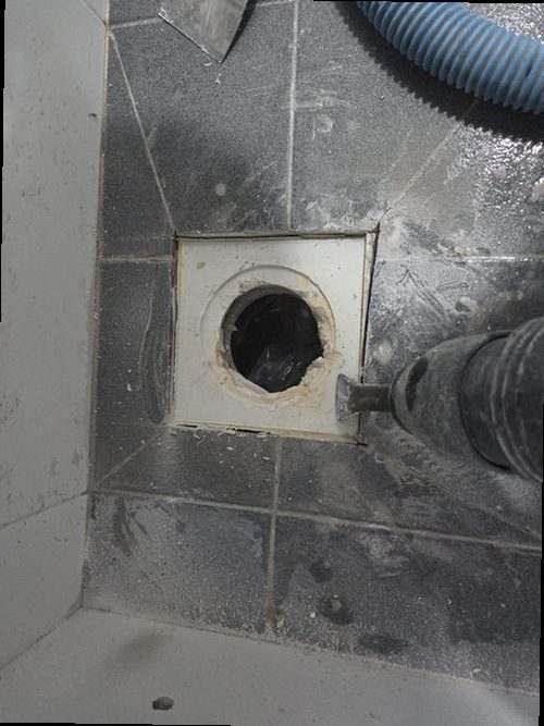 누수탐지 벽체 일부를 열어 배관 상태를 살펴보는 보수 현장