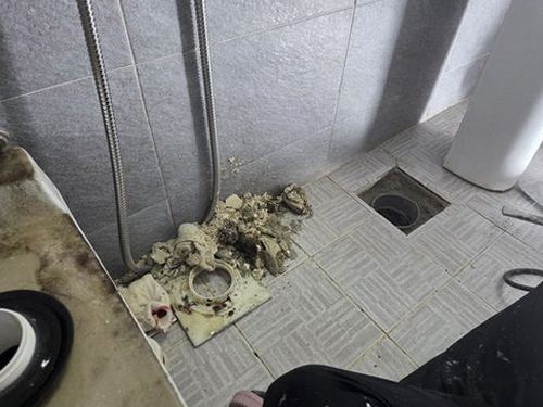 누수탐지 벽면 얼룩과 타일 틈 변색을 확인하는 점검 장면