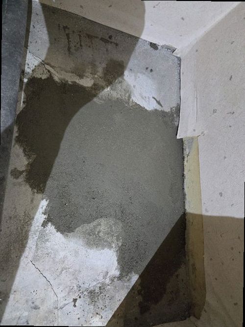 누수탐지 측정 장비로 누수 의심 구간을 단계적으로 확인하는 모습