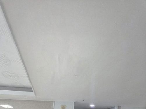 누수탐지 욕실 배관 점검구와 천장 얼룩을 함께 살펴보는 현장 모습