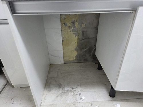누수탐지 싱크대 하부장 내부 배관 연결부 점검 장면