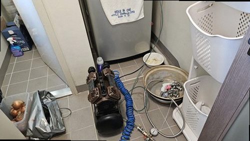 누수탐지 벽면 얼룩 주변을 습도 측정기로 점검하는 현장 장면