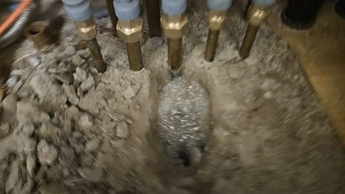 누수탐지 천장 얼룩과 벽지 들뜸을 살펴보는 실내 점검 장면