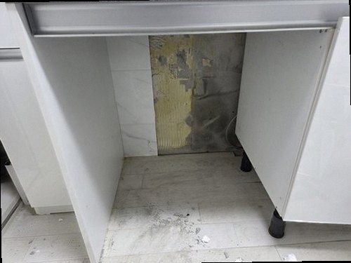 누수탐지 싱크대 하부장 배수 트랩 주변 점검 장면