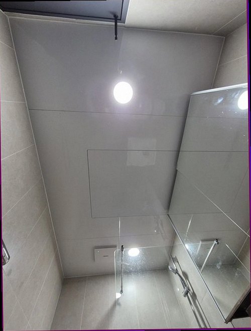 누수탐지 수분 측정 장비로 벽체 하단을 점검하는 과정