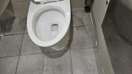 누수탐지 배관 점검 장비로 벽면 누수 위치를 확인하는 모습