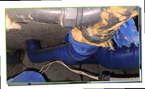 기흥구 누수탐지 안방 벽면과 도배 상태를 확인하는 누수 점검 장면