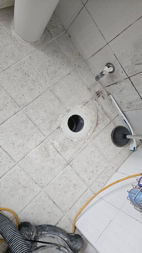 누수탐지 청음기와 열화상 장비로 배관 구간을 확인하는 장면