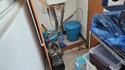 누수탐지 배관과 보일러 주변의 누수 흔적을 확인하는 장면