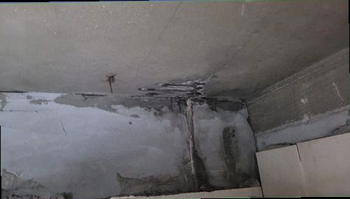 누수탐지 벽면 얼룩과 마감 변형을 확인하는 누수 점검 장면