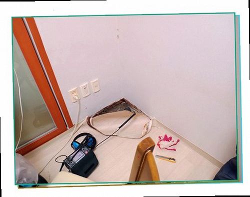 누수탐지 천장 얼룩과 바닥 습기를 확인하는 점검 장면