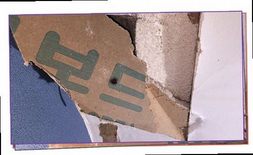 누수탐지 물자국과 습기 흔적을 확인하는 점검 장면