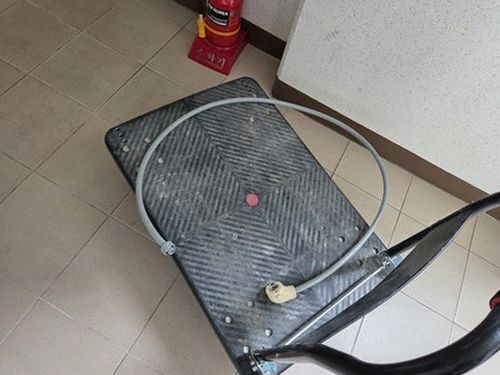 누수탐지 배관 누수 점검 장비를 살펴보는 현장 모습