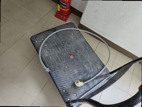 누수탐지 화장실 벽면 젖은 자국을 점검하는 모습