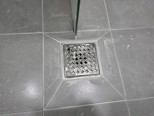 누수탐지 욕실 바닥 줄눈 주변 얼룩과 계량기 점검 장면