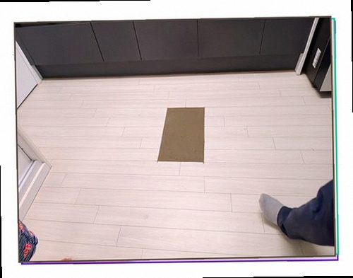 누수탐지 창호 주변과 베란다 바닥의 배수 상태를 점검하는 모습