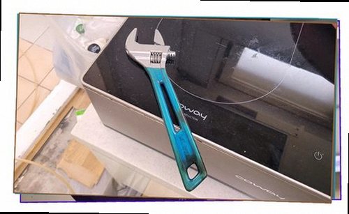 누수탐지 천장과 벽면의 변색 흔적을 살피는 현장 점검 모습