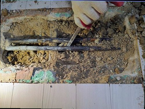 누수탐지 배관 상태를 비교 점검하는 과정