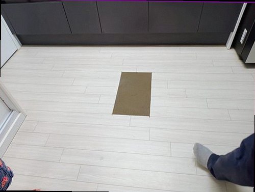 누수탐지 천장과 벽면의 물자국을 비교해 살피는 점검 장면