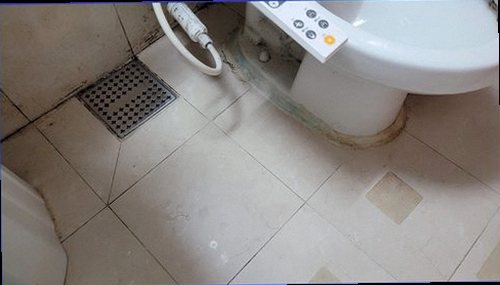 누수탐지 배관 주변 습기와 마감재 상태를 확인하는 현장 점검 이미지