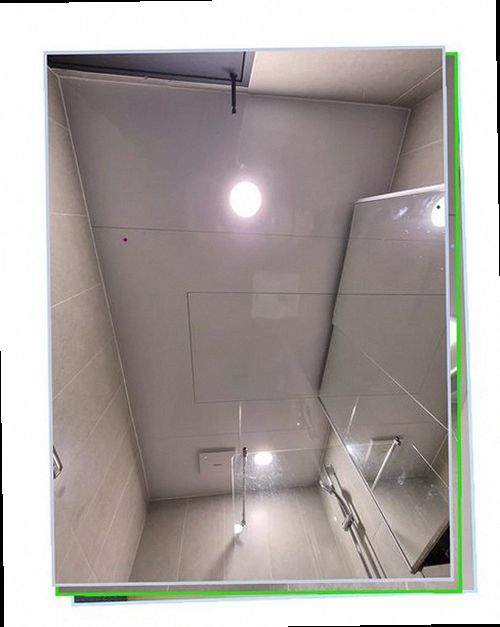 누수탐지 베란다 바닥과 창호 주변을 순서대로 확인하는 현장 점검 모습
