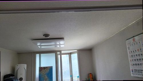 효행구 누수탐지 안방 벽면과 바닥 경계부를 점검하는 현장 모습
