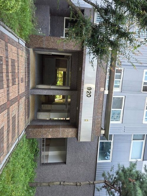 누수탐지 보수 후 천장 상태와 주변 자재의 건조 여부를 확인하는 모습