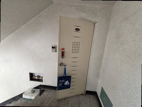 누수탐지 배관 계통을 구분해 압력 변화를 확인하는 점검 장면