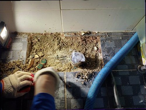 누수탐지 배관 점검 장비로 누수 가능 구간을 확인하는 현장 모습
