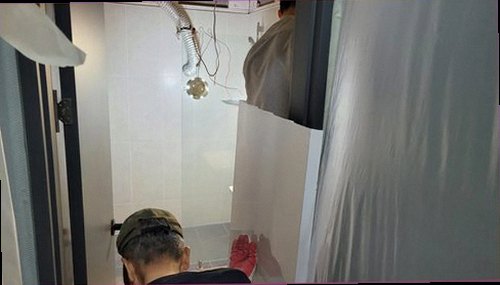 일산서구 누수탐지 벽면과 바닥의 습기 흔적을 확인하는 모습