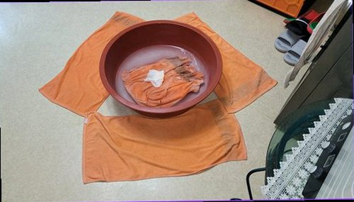 일산서구 누수탐지 안방 벽면 얼룩과 습기 흔적을 살피는 점검 장면