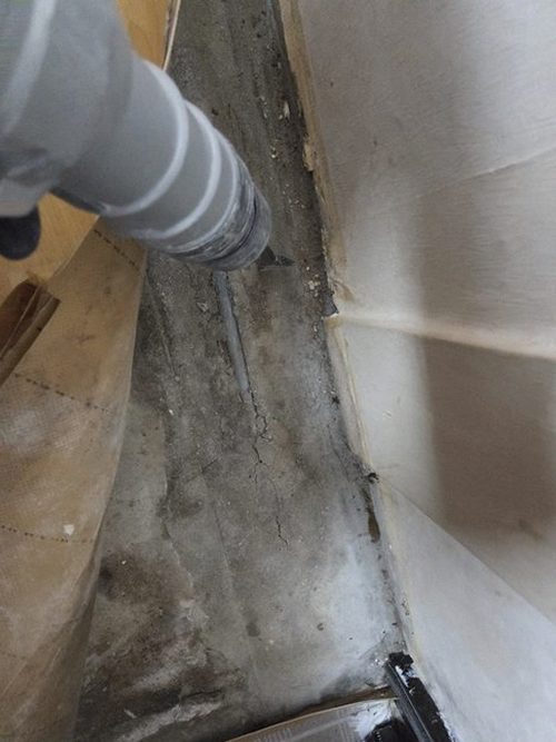 누수탐지 바닥 누수 조사 현장에서 배관 위치를 확인하는 작업 장면