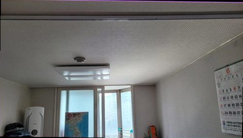 누수탐지 안방 벽면과 바닥의 상태를 함께 살펴보는 점검 장면