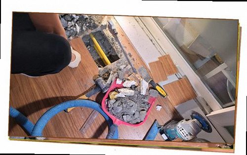 누수탐지 베란다 주변 누수 의심 부위를 확인하는 현장 점검 이미지