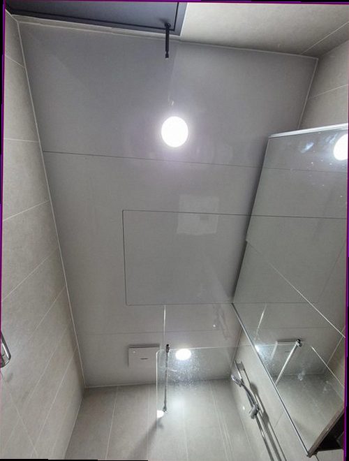 누수탐지 주방 천장과 싱크대 주변의 젖은 흔적을 확인하는 모습