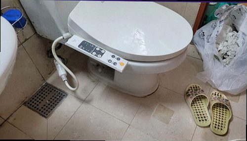 누수탐지 벽면 얼룩과 바닥 들뜸을 확인하는 점검 장면